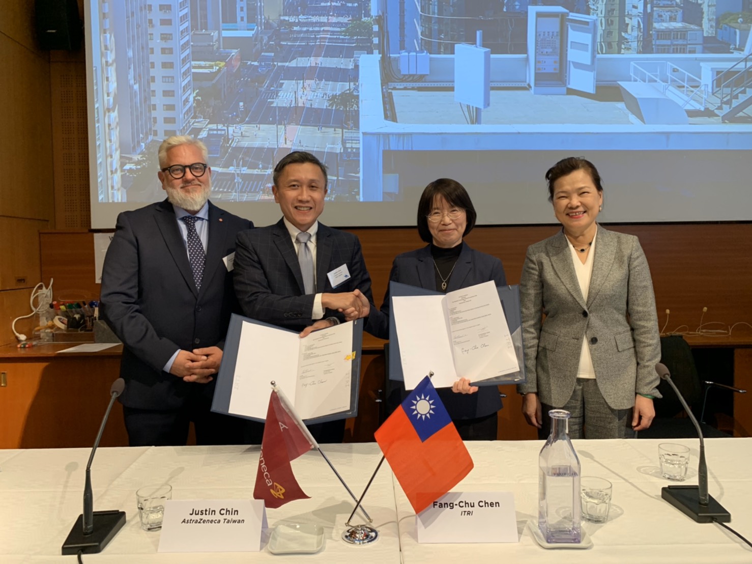 Under the witness of deputy Economics Ministers of Taiwan and Sweden , Dr. Fang-Chu Chen signed a MOU with AstraZeneca on behalf of ITRI’s Biomedical Technology and Device Research Laboratories in September 2019.