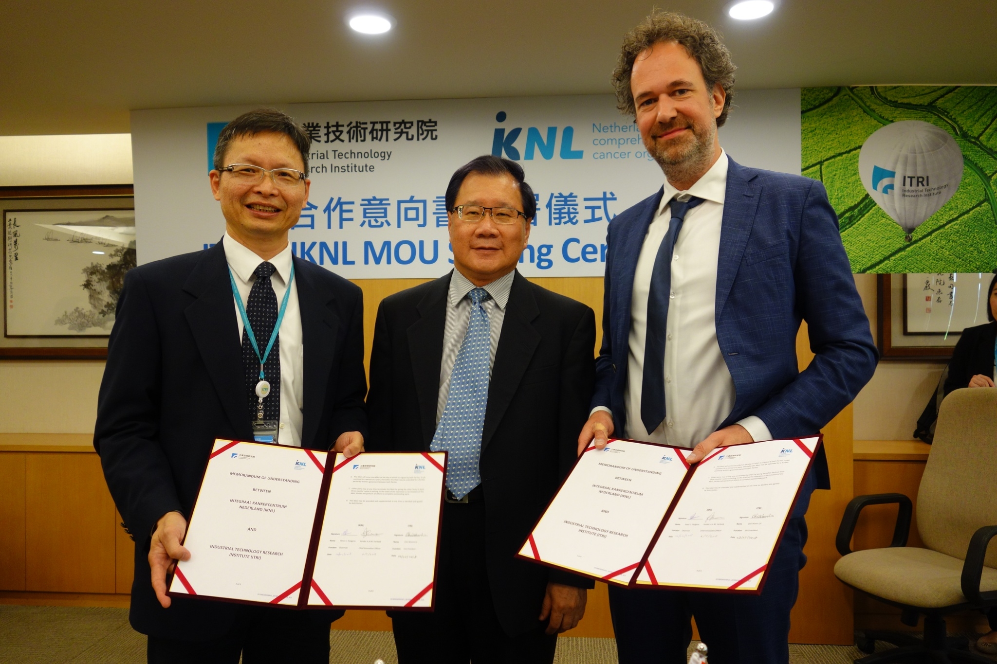 MOU Signing Ceremony between IKNL and ITRI.